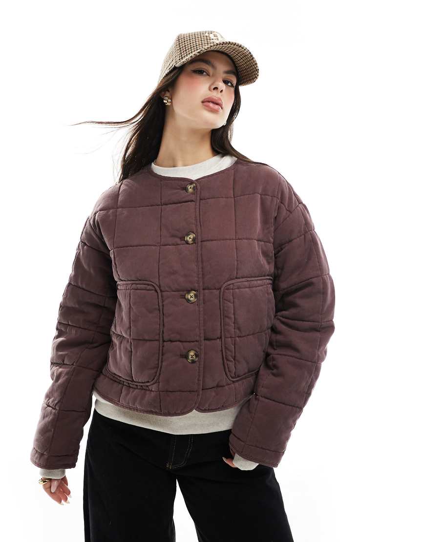 ASOS DESIGN - Kragenlose kurze Steppjacke in Schokobraun von ASOS DESIGN