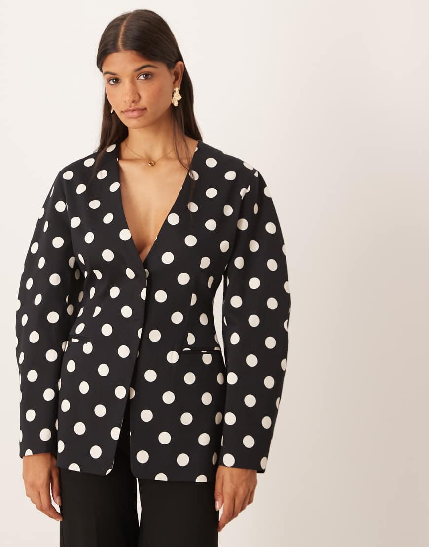 ASOS DESIGN - Kragenloser, taillierter Blazer mit Polka Dots, Kombiteil-Bunt ASOS DESIGN - Kragenloser, taillierter Blazer mit Polka Dots, Kombiteil-Bunt von ASOS DESIGN