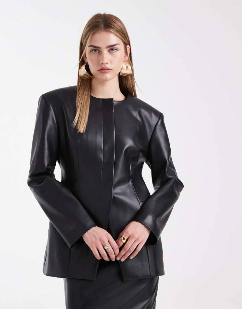 ASOS DESIGN - Kragenloser Blazer aus Kunstleder in Schwarz mit tailliertem Schnitt von ASOS DESIGN