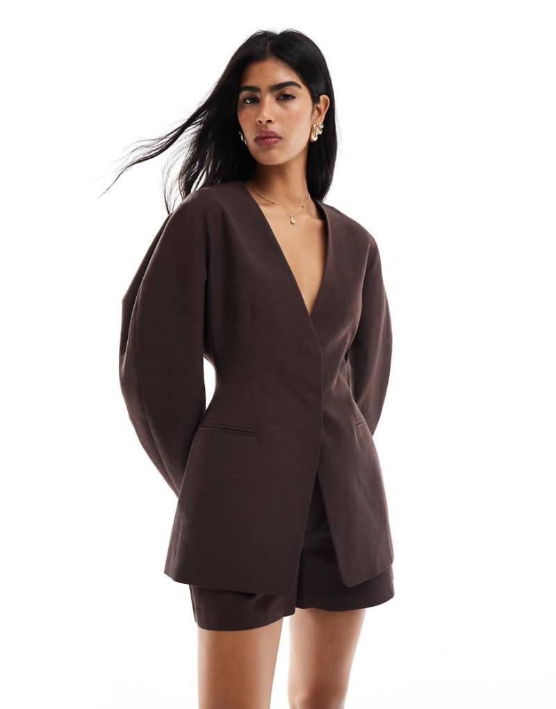 ASOS DESIGN - Kragenloser Blazer aus Leinenmix in Schokobraun mit geraffter Taille von ASOS DESIGN