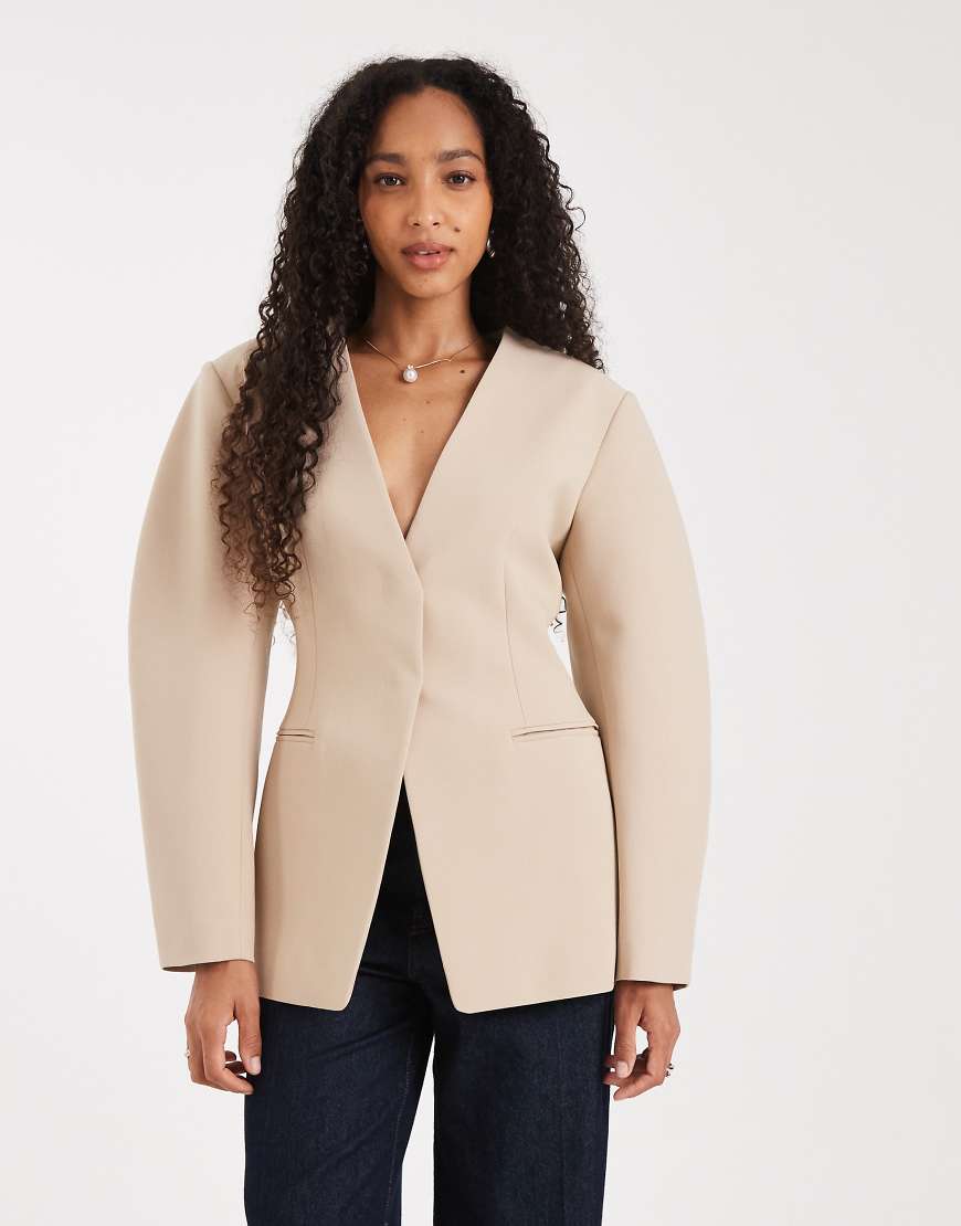 ASOS DESIGN - Kragenloser Blazer in Camel mit betonter Taille-Neutral von ASOS DESIGN