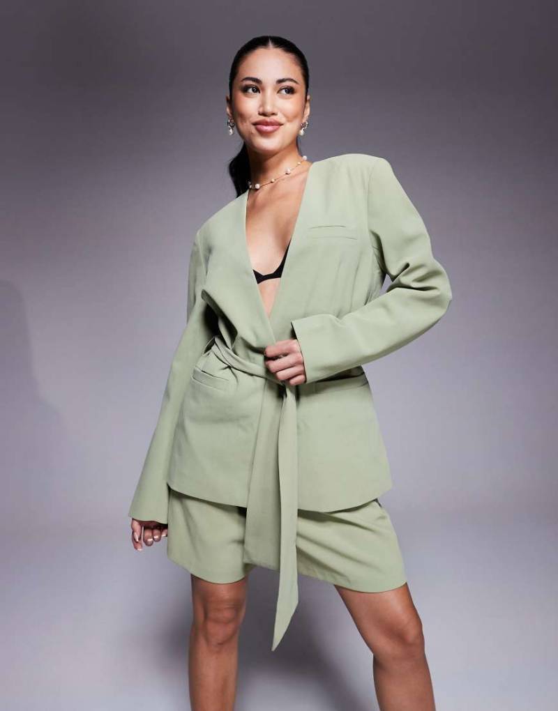 ASOS DESIGN - Kragenloser Blazer in Pistaziengrün mit Bindegürtel, Kombiteil von ASOS DESIGN