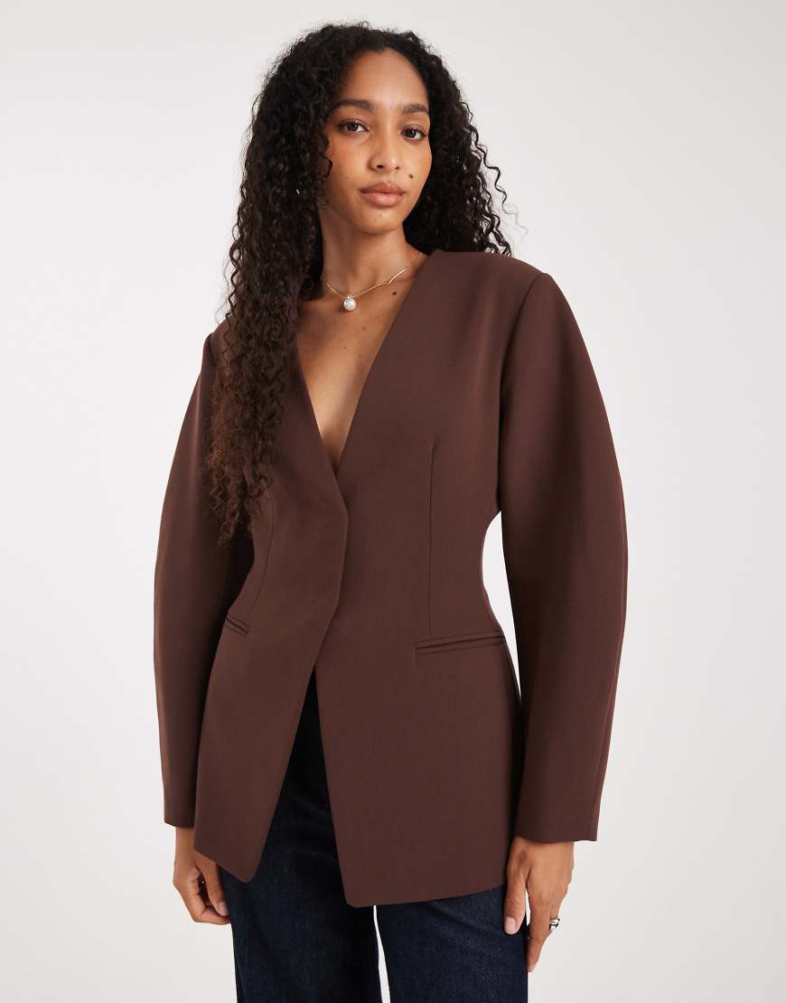 ASOS DESIGN - Kragenloser Blazer in Schokobraun mit betonter Taille-Brown von ASOS DESIGN