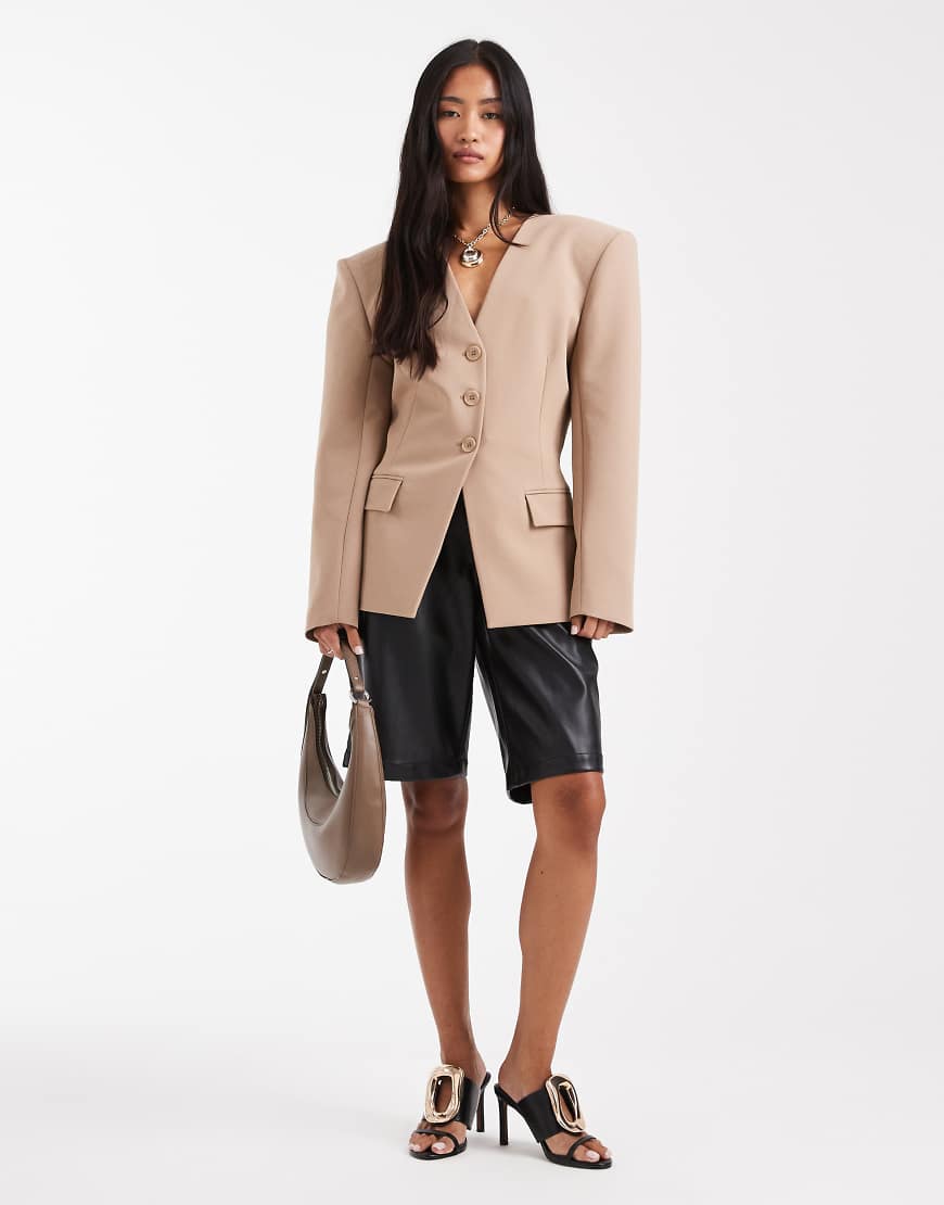 ASOS DESIGN - Kragenloser Blazer in neutralem Farbton mit 3 Knöpfen und Raffung in der Taille von ASOS DESIGN