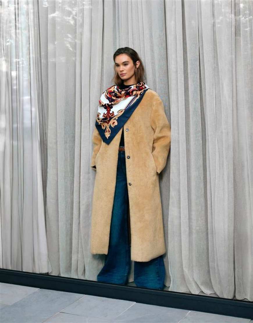 ASOS DESIGN - Kragenloser Kunstpelz-Mantel in Biscuit mit verstärktem Design-Brown von ASOS DESIGN