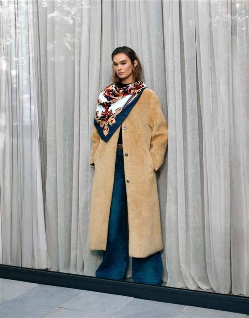 ASOS DESIGN - Kragenloser Kunstpelz-Mantel in Biscuit mit verstärktem Design-Brown ASOS DESIGN - Kragenloser Kunstpelz-Mantel in Biscuit mit verstärktem Design-Brown von ASOS DESIGN