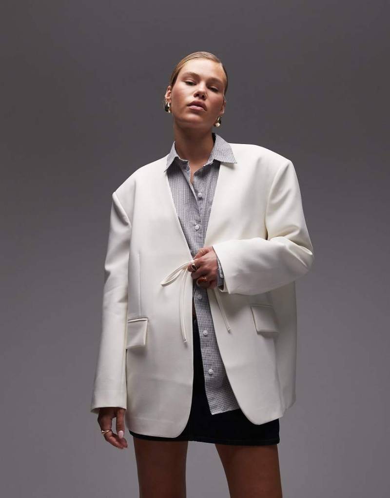 ASOS DESIGN - Kragenloser Oversize-Blazer in Creme mit Bindedetail vorn-Braun von ASOS DESIGN