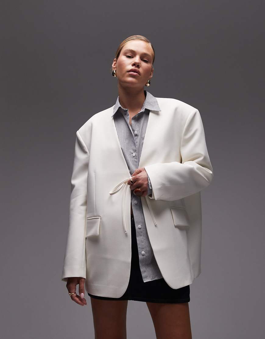 ASOS DESIGN - Kragenloser Oversize-Blazer in Creme mit Bindedetail vorn-Braun von ASOS DESIGN