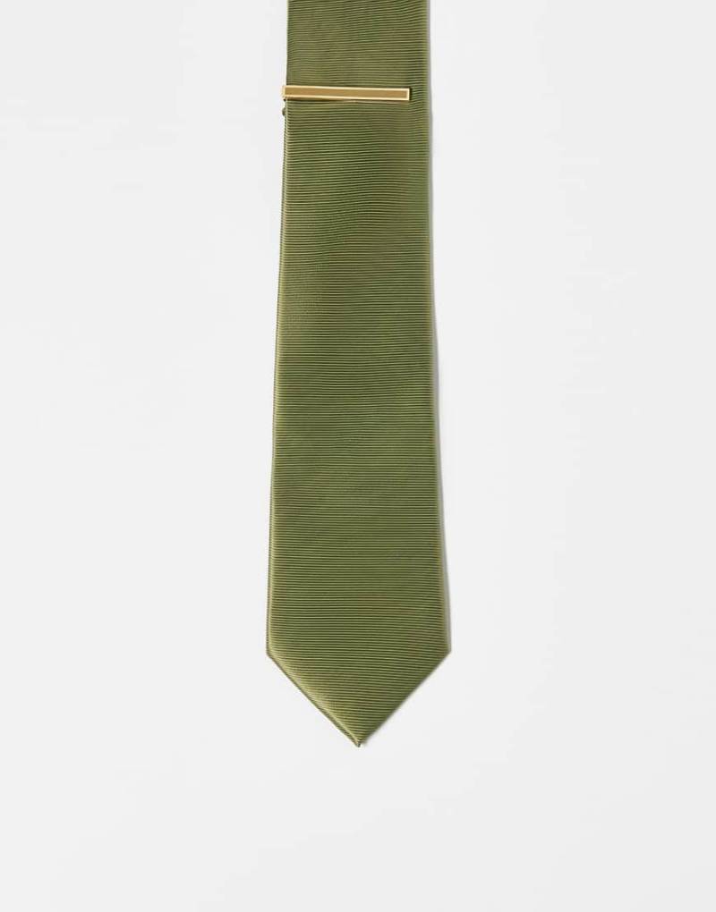 ASOS DESIGN - Krawatte aus Satin in Grün mit Krawattennadel von ASOS DESIGN