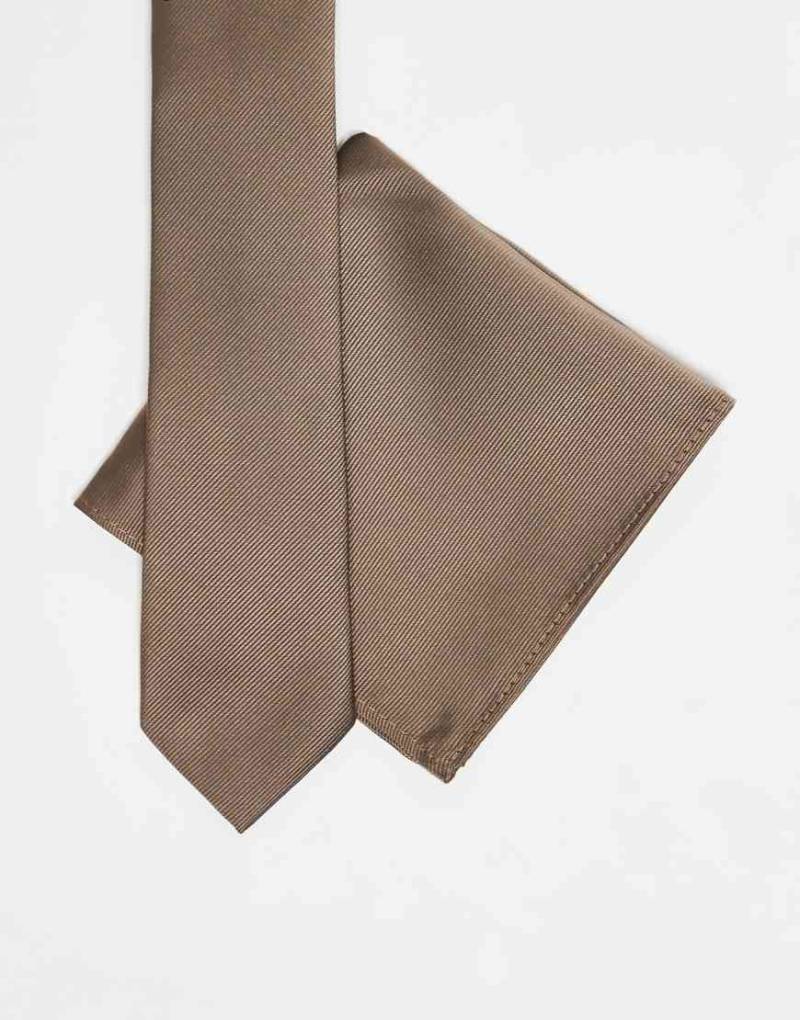 ASOS DESIGN - Krawatte und Einstecktuch aus Satin in Mittelbraun von ASOS DESIGN