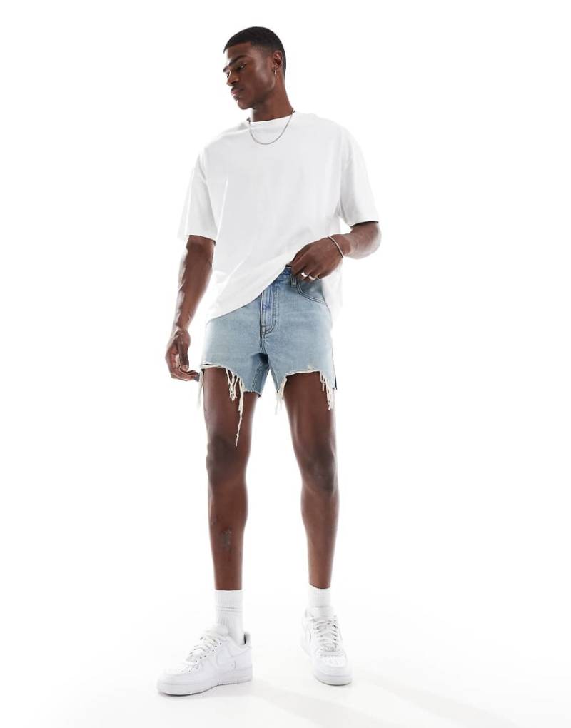 ASOS DESIGN - Kürzer geschnittene, schmale Jeans-Shorts in verwaschenem Hellblau mit Zierrissen von ASOS DESIGN