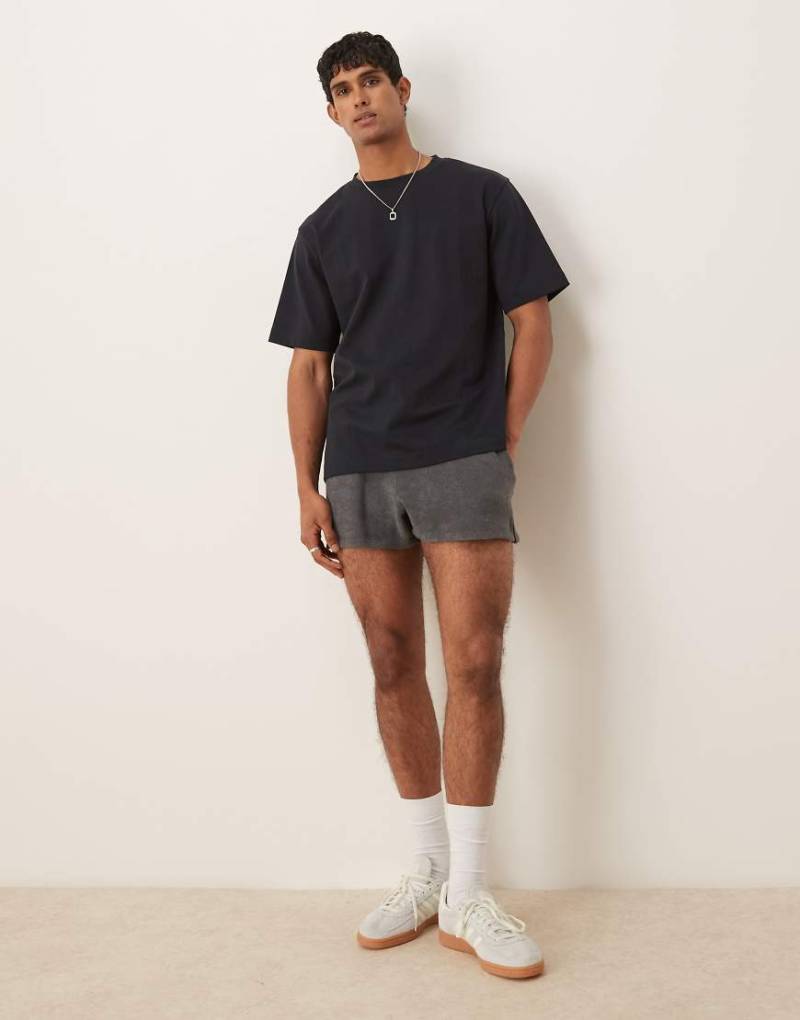 ASOS DESIGN - Kürzer geschnittene Chino-Shorts aus Frottee in Anthrazit-Grau von ASOS DESIGN