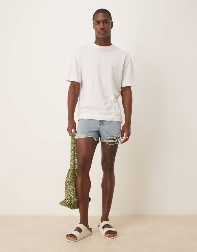 ASOS DESIGN - Kürzer geschnittene Jeansshorts in hellblauer Waschung mit geradem Schnitt und Zierrissen von ASOS DESIGN