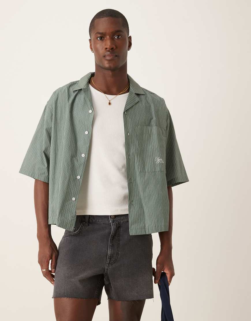 ASOS DESIGN - Kürzere, schmal geschnittene Jeansshorts in Schwarz mit Zierriss von ASOS DESIGN