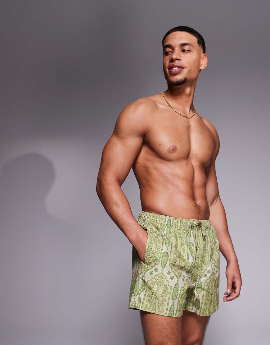 ASOS DESIGN - Kürzere Badeshorts in Grün mit Paisley-Muster ASOS DESIGN - Kürzere Badeshorts in Grün mit Paisley-Muster von ASOS DESIGN