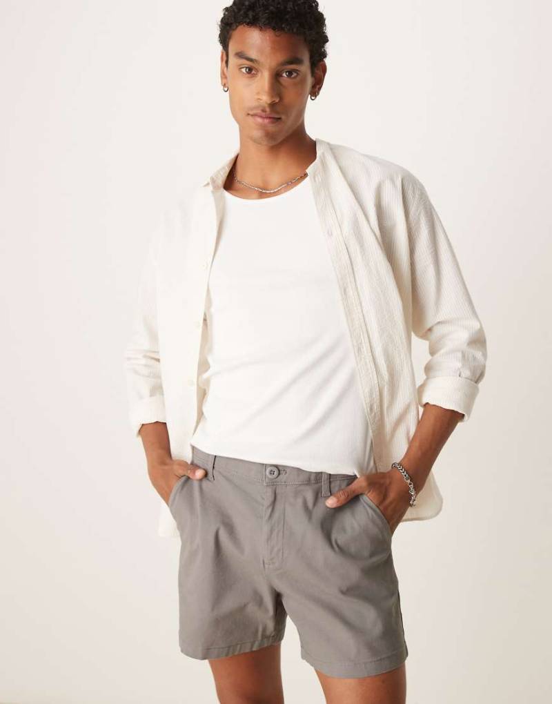 ASOS DESIGN - Kürzere Chino-Schlupf-Shorts in Anthrazit-Grau von ASOS DESIGN