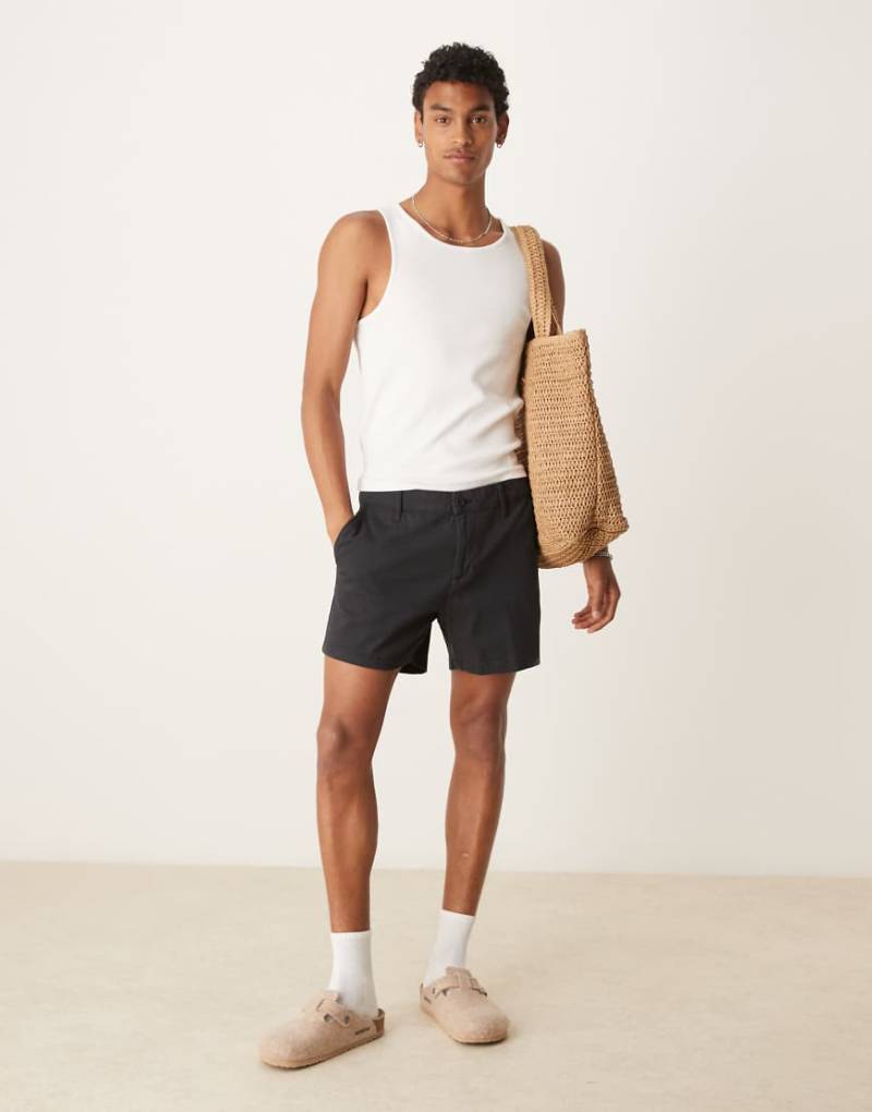ASOS DESIGN - Kürzere Chino-Schlupf-Shorts in Schwarz von ASOS DESIGN