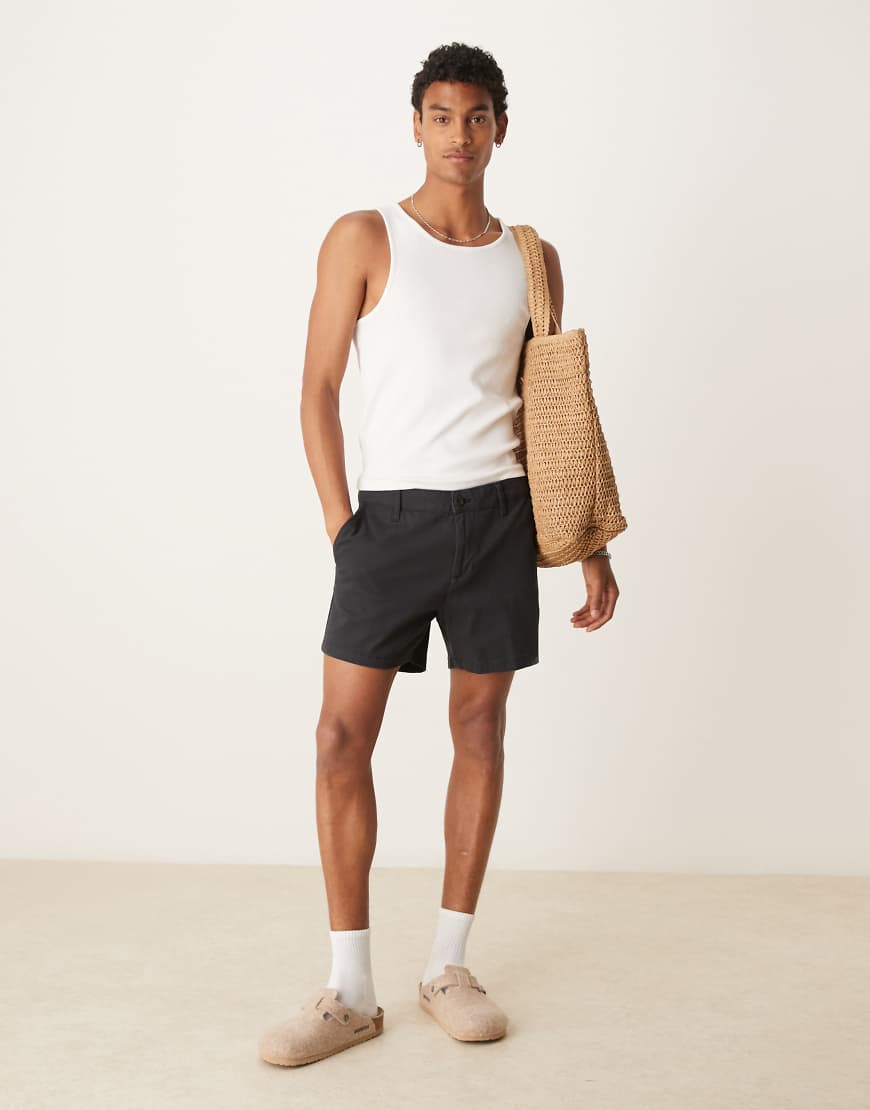 ASOS DESIGN - Kürzere Chino-Schlupf-Shorts in Schwarz von ASOS DESIGN