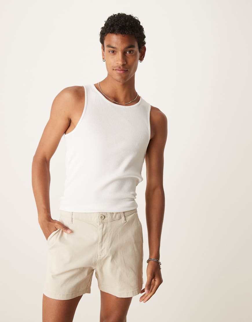ASOS DESIGN - Kürzere Chino-Schlupf-Shorts in Steinbeige-Neutral ASOS DESIGN - Kürzere Chino-Schlupf-Shorts in Steinbeige-Neutral von ASOS DESIGN