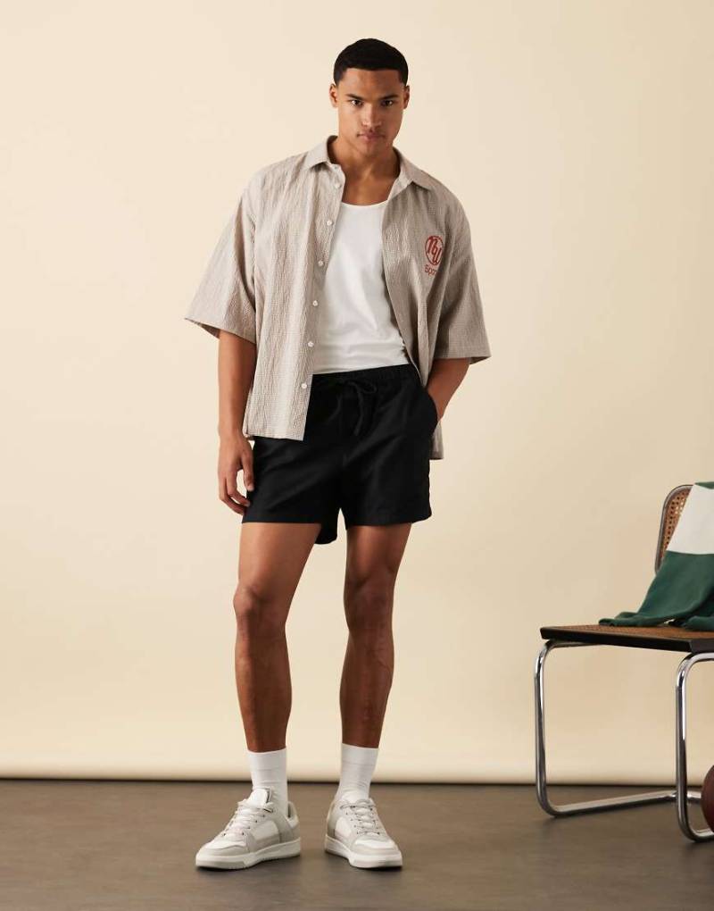 ASOS DESIGN - Kürzer geschnittene Shorts aus Leinenmix in Schwarz mit schmalem Schnitt von ASOS DESIGN