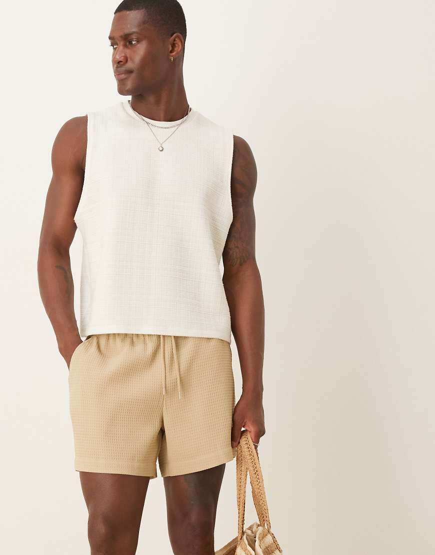 ASOS DESIGN - Kürzere Shorts in Beige mit Waffelstruktur-Neutral ASOS DESIGN - Kürzere Shorts in Beige mit Waffelstruktur-Neutral von ASOS DESIGN