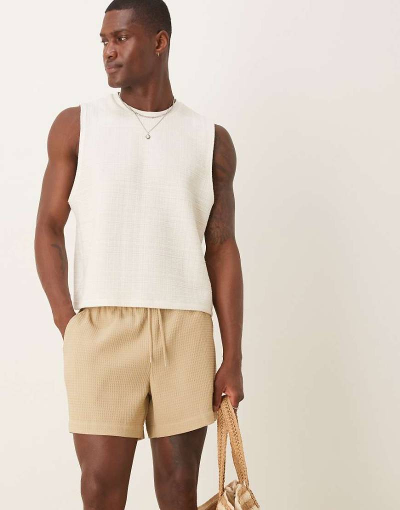 ASOS DESIGN - Kürzere Shorts in Beige mit Waffelstruktur-Neutral von ASOS DESIGN