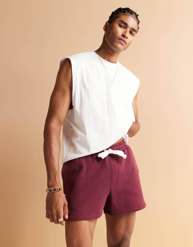 ASOS DESIGN - Kürzere Shorts in Burgunderrot von ASOS DESIGN