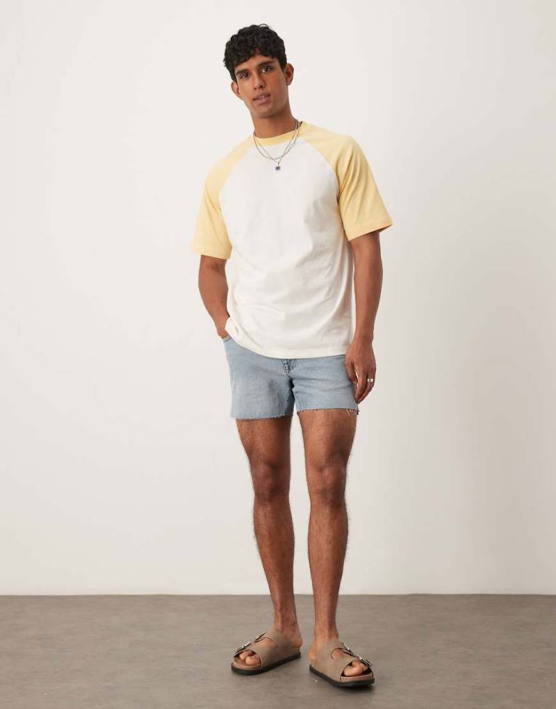 ASOS DESIGN - Kürzere Slim Fit Jeansshorts in verwaschenem Hellblau mit Zierriss von ASOS DESIGN