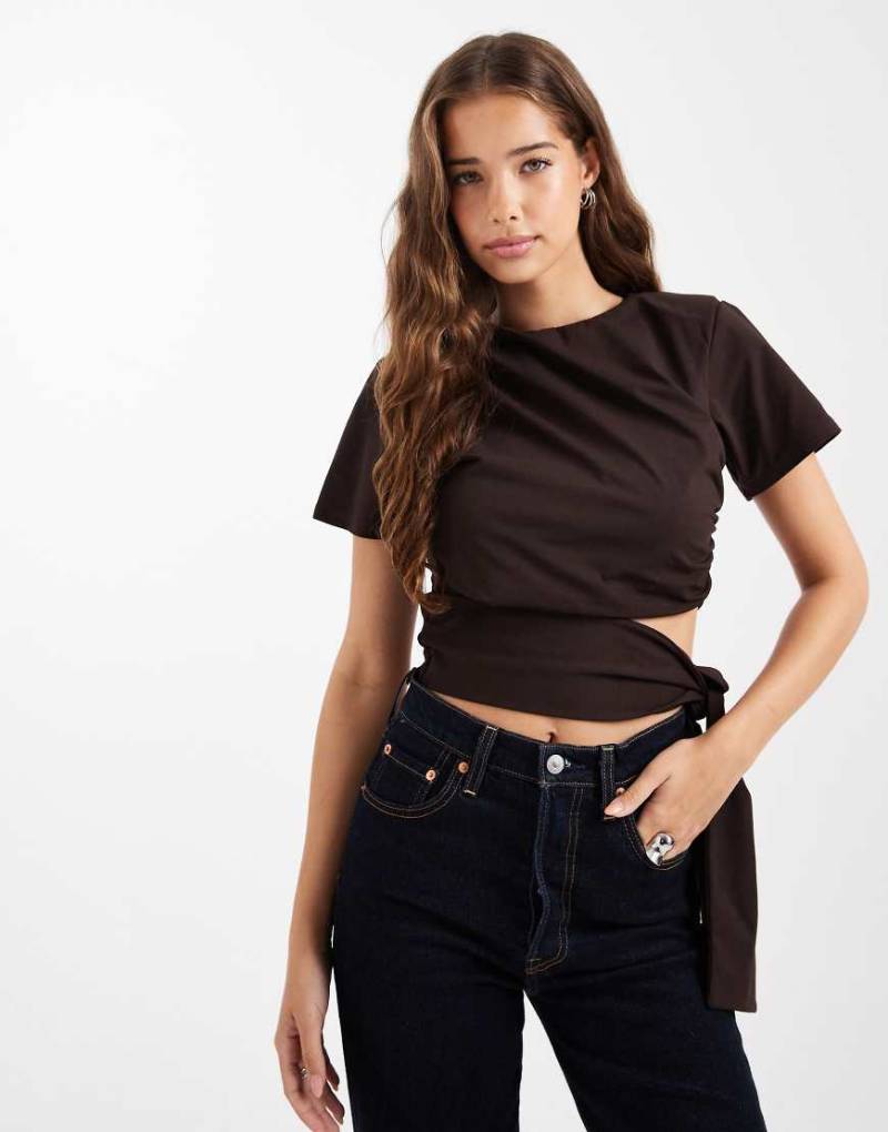 ASOS DESIGN - Kürzeres T-Shirt in Schokobraun mit Schulterpolstern und seitlichem Bindeband an der Taille-Brown von ASOS DESIGN