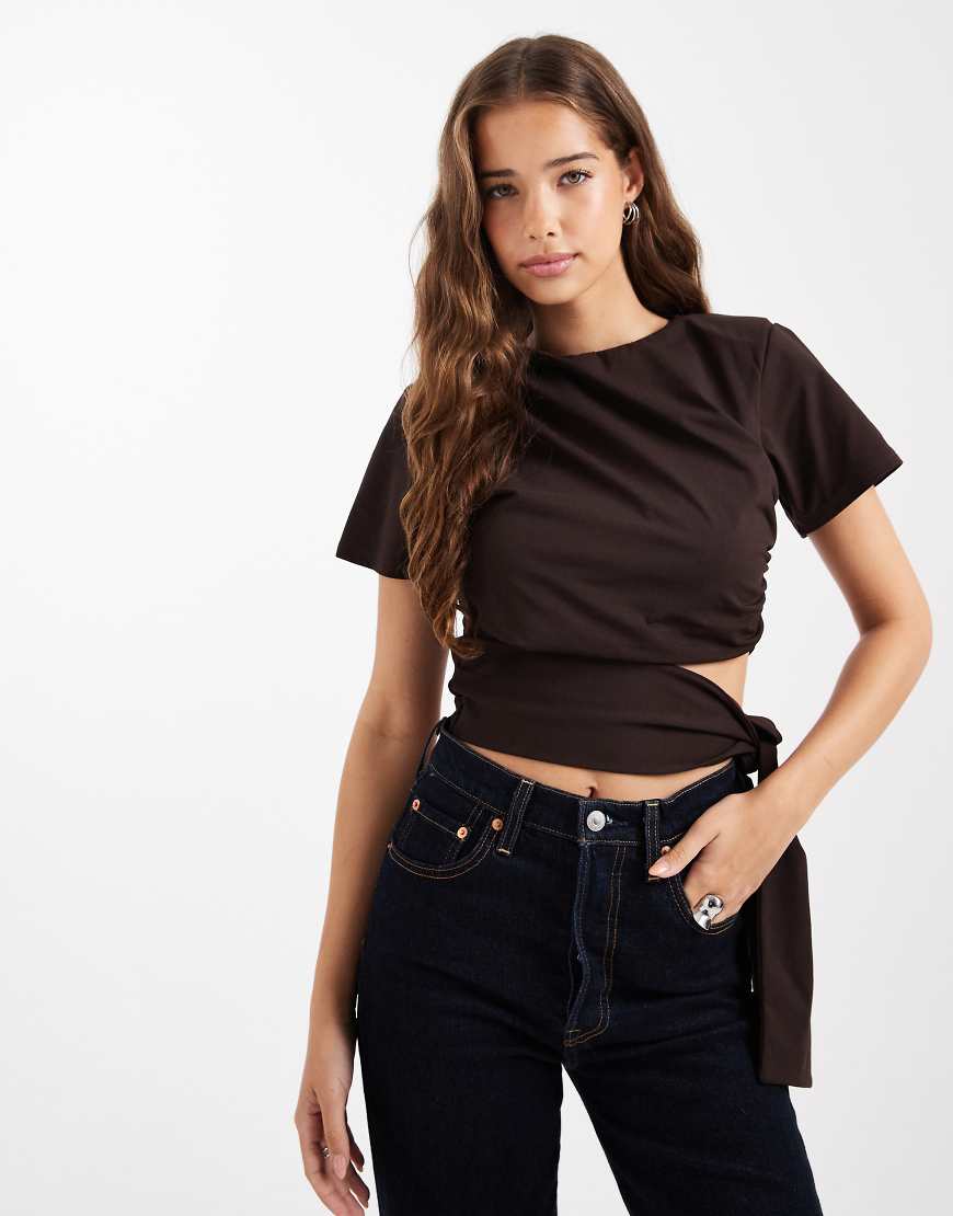 ASOS DESIGN - Kürzeres T-Shirt in Schokobraun mit Schulterpolstern und seitlichem Bindeband an der Taille-Brown von ASOS DESIGN