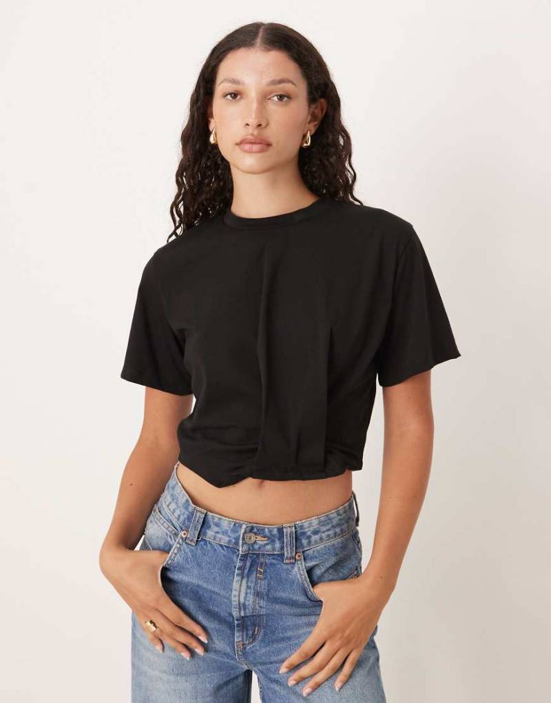ASOS DESIGN - Kürzeres T-Shirt in Schwarz mit Taillierung von ASOS DESIGN