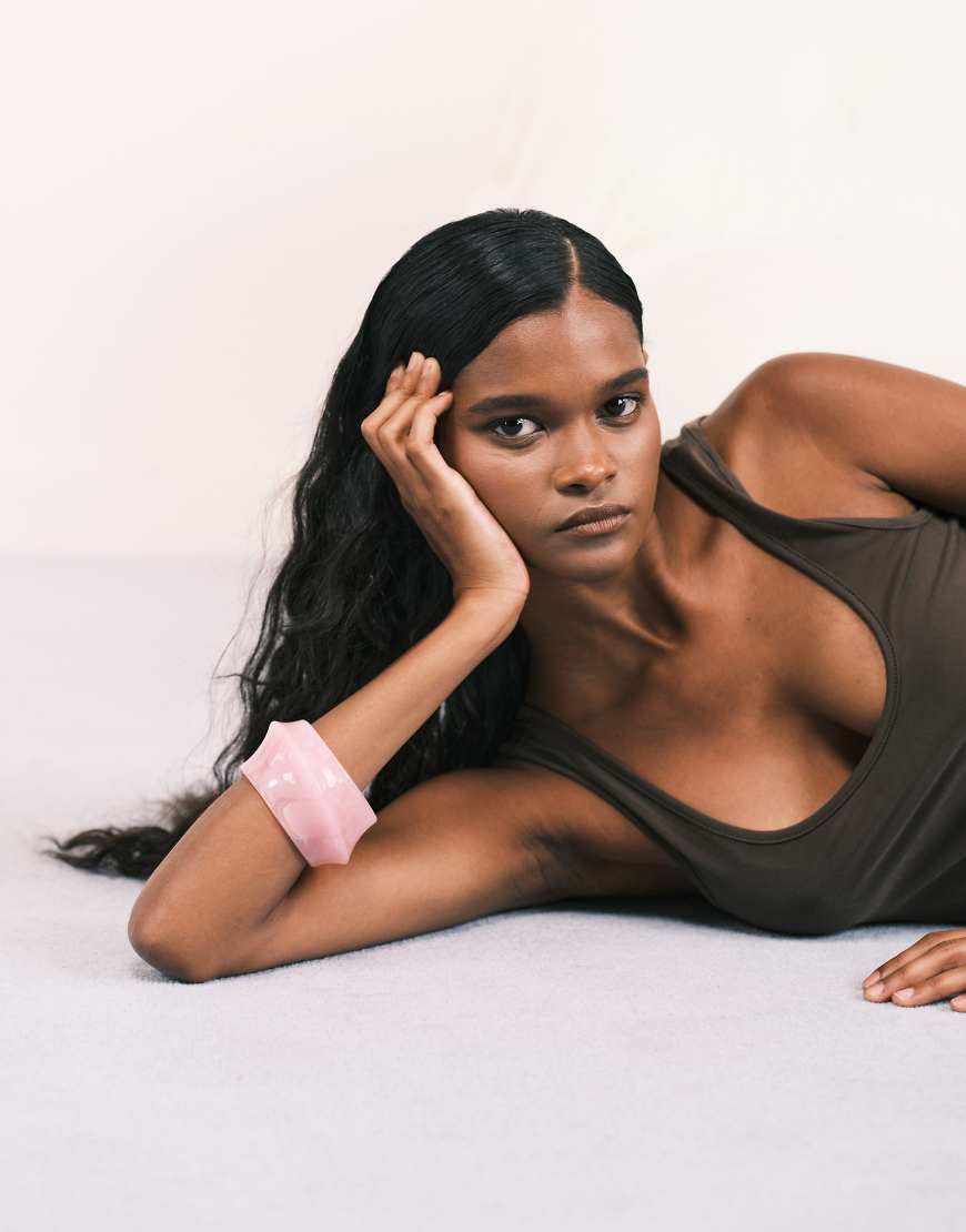 ASOS DESIGN - Kunstharz-Armband in Rosa mit abstrakter Form von ASOS DESIGN