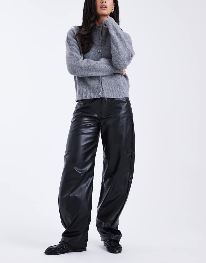 ASOS DESIGN - Kunstleder-Hose in Schwarz mit hohem Bund und abgerundetem Beinschnitt von ASOS DESIGN