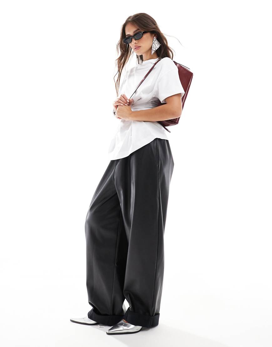 ASOS DESIGN - Kunstleder-Jogginghose in Schwarz mit umgeschlagenem Saum von ASOS DESIGN