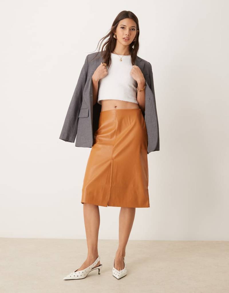 ASOS DESIGN - Kunstleder-Midirock in Hellbraun mit Schlitz vorn-Orange von ASOS DESIGN