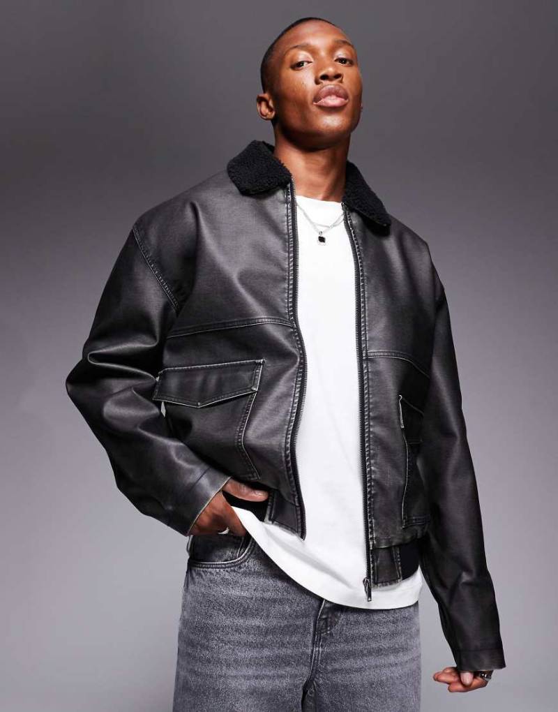 ASOS DESIGN - Kunstleder-Pilotenjacke in Schwarz im Used-Look mit Teddykragen von ASOS DESIGN