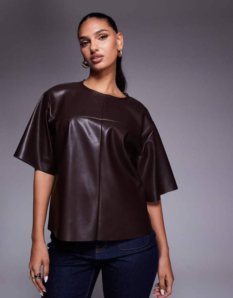 ASOS DESIGN - Kunstleder-T-Shirt in Braun mit Ziernaht und Oversize-Schnitt-Brown von ASOS DESIGN