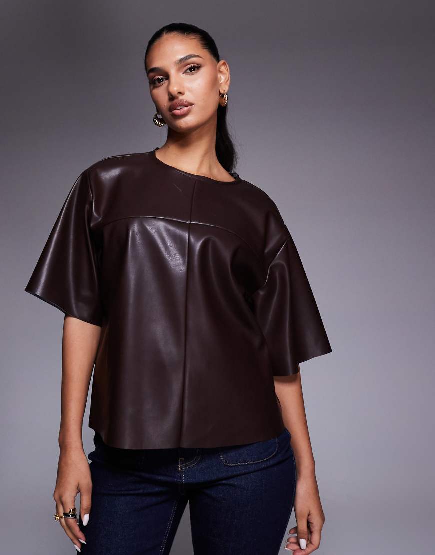 ASOS DESIGN - Kunstleder-T-Shirt in Braun mit Ziernaht und Oversize-Schnitt-Brown von ASOS DESIGN