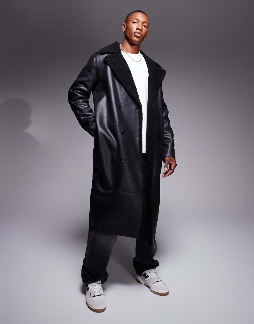 ASOS DESIGN - Kunstleder-Trenchcoat mit Teddyfutter in Schwarz von ASOS DESIGN