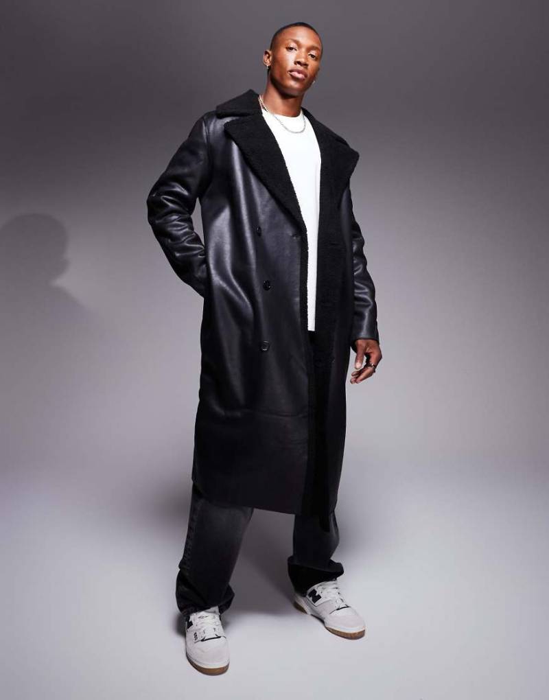 ASOS DESIGN - Kunstleder-Trenchcoat mit Teddyfutter in Schwarz von ASOS DESIGN