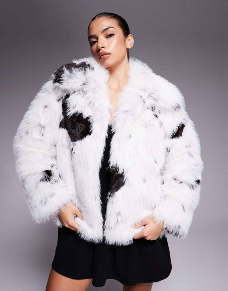 ASOS DESIGN - Kunstpelz-Mantel in Cremeweiß und Schwarz mit Kragen und Kuhfleckenmuster-Brown von ASOS DESIGN
