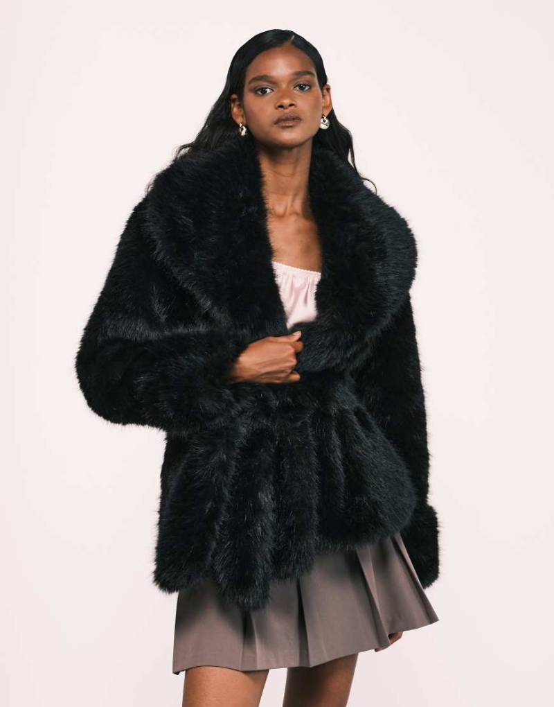 ASOS DESIGN - Kunstpelz-Mantel in Schwarz mit Gürtel von ASOS DESIGN