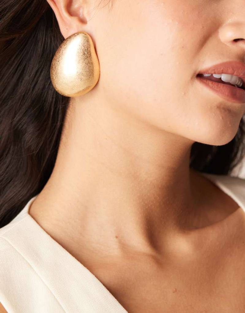 ASOS DESIGN - Kuppelförmige Oversize-Ohrringe in polierter Goldoptik-Goldfarben von ASOS DESIGN