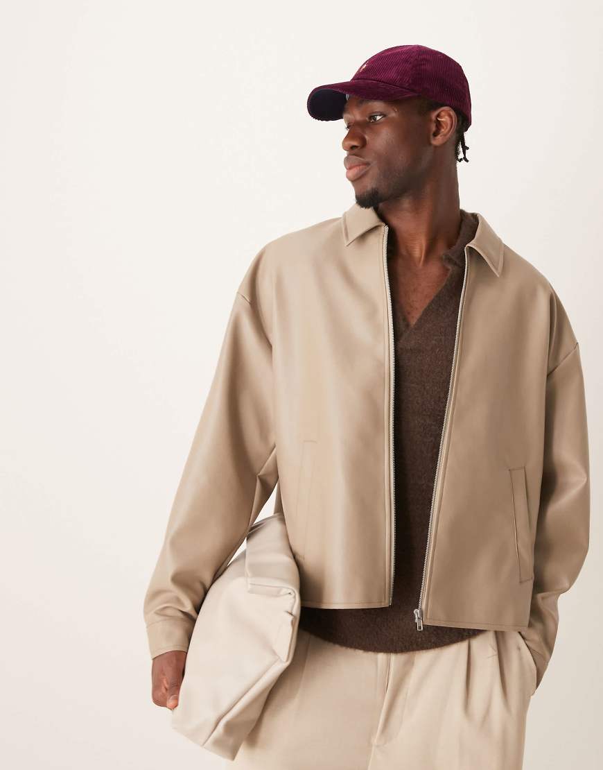 ASOS DESIGN - Kurz geschnittene Harrington-Jacke aus Kunstleder in Beige-Neutral ASOS DESIGN - Kurz geschnittene Harrington-Jacke aus Kunstleder in Beige-Neutral von ASOS DESIGN
