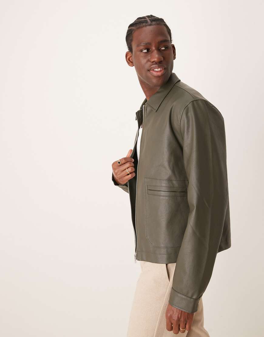 ASOS DESIGN - Kurz geschnittene Harrington-Jacke aus Kunstleder in Khaki-Grün von ASOS DESIGN