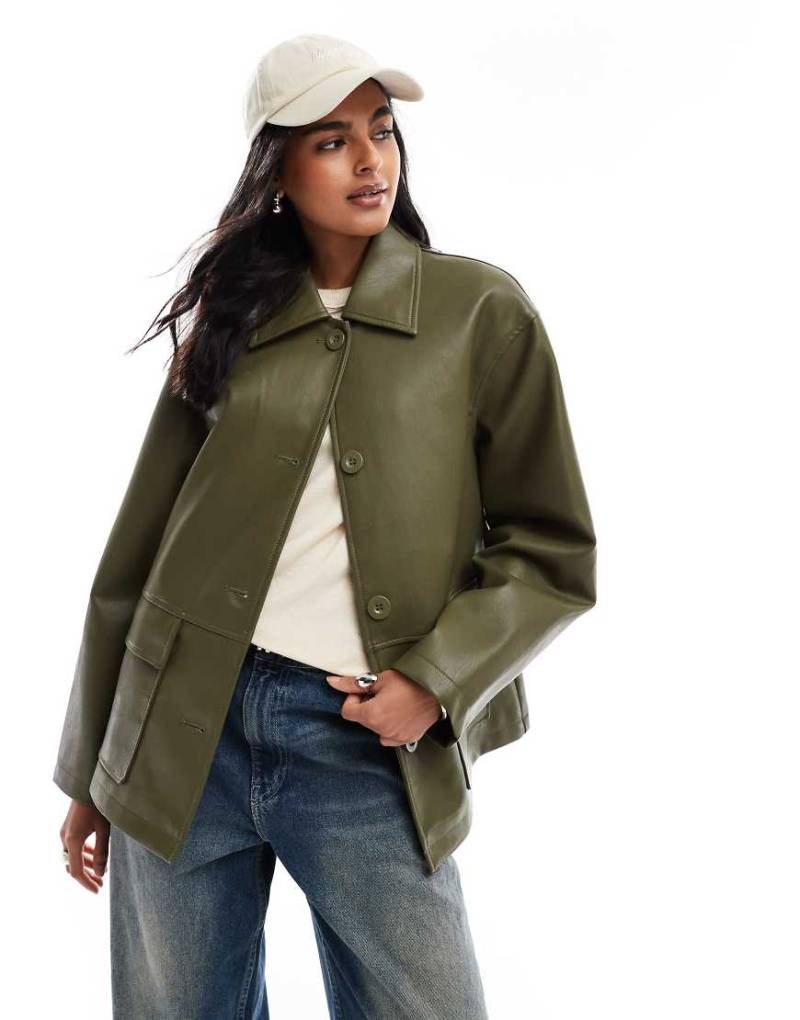 ASOS DESIGN - Kurz geschnittene Harrington-Jacke aus Kunstleder in Khaki-Grün von ASOS DESIGN