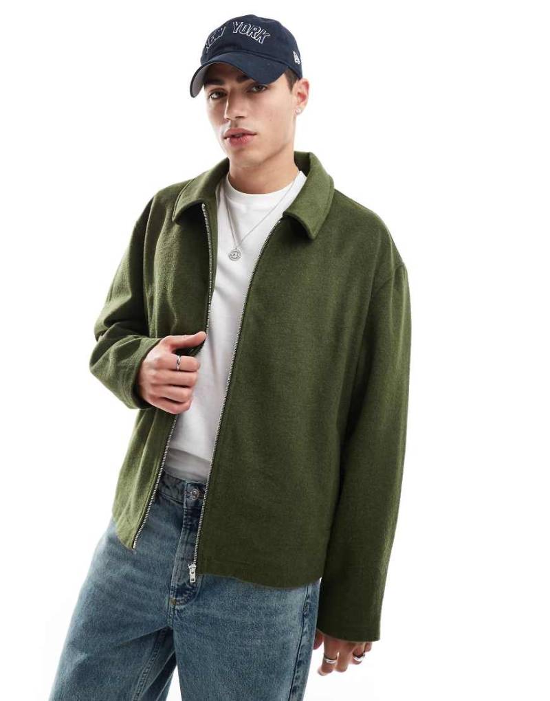 ASOS DESIGN - Kurz geschnittene Harrington-Jacke in khakifarbener Woll-Optik mit Oversize-Schnitt-Grün von ASOS DESIGN