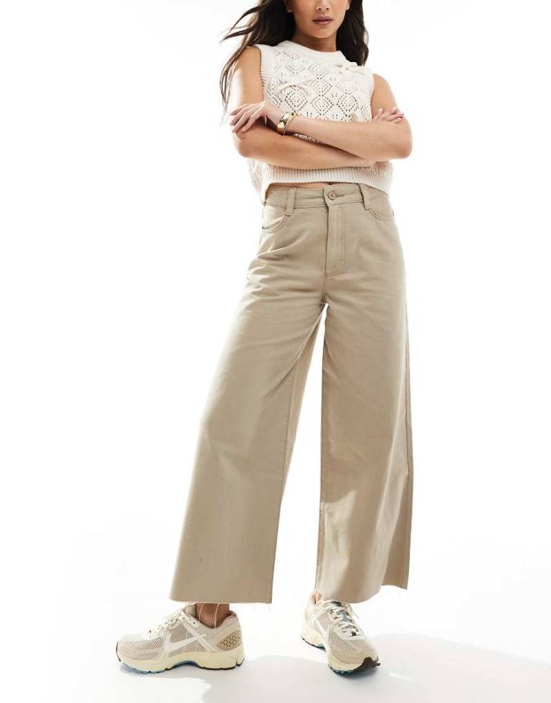 ASOS DESIGN - Kurz geschnittene Hose in Steinbeige mit weitem Bein und unverarbeitetem Saum-Schwarz von ASOS DESIGN