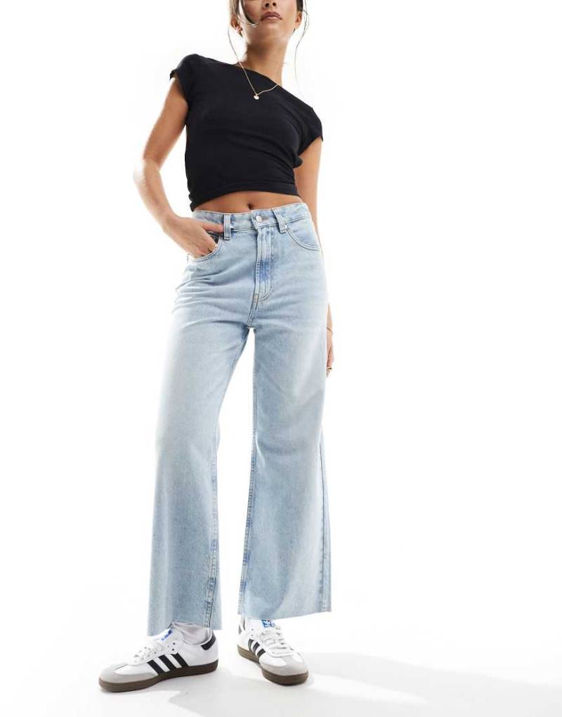 ASOS DESIGN - Kurz geschnittene Jeans in Bleich-Waschung mit weitem Bein-Blau von ASOS DESIGN