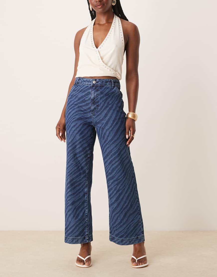ASOS DESIGN - Kurz geschnittene Jeans in Mittelblau mit Zebra-Lasermuster und weitem Bein von ASOS DESIGN